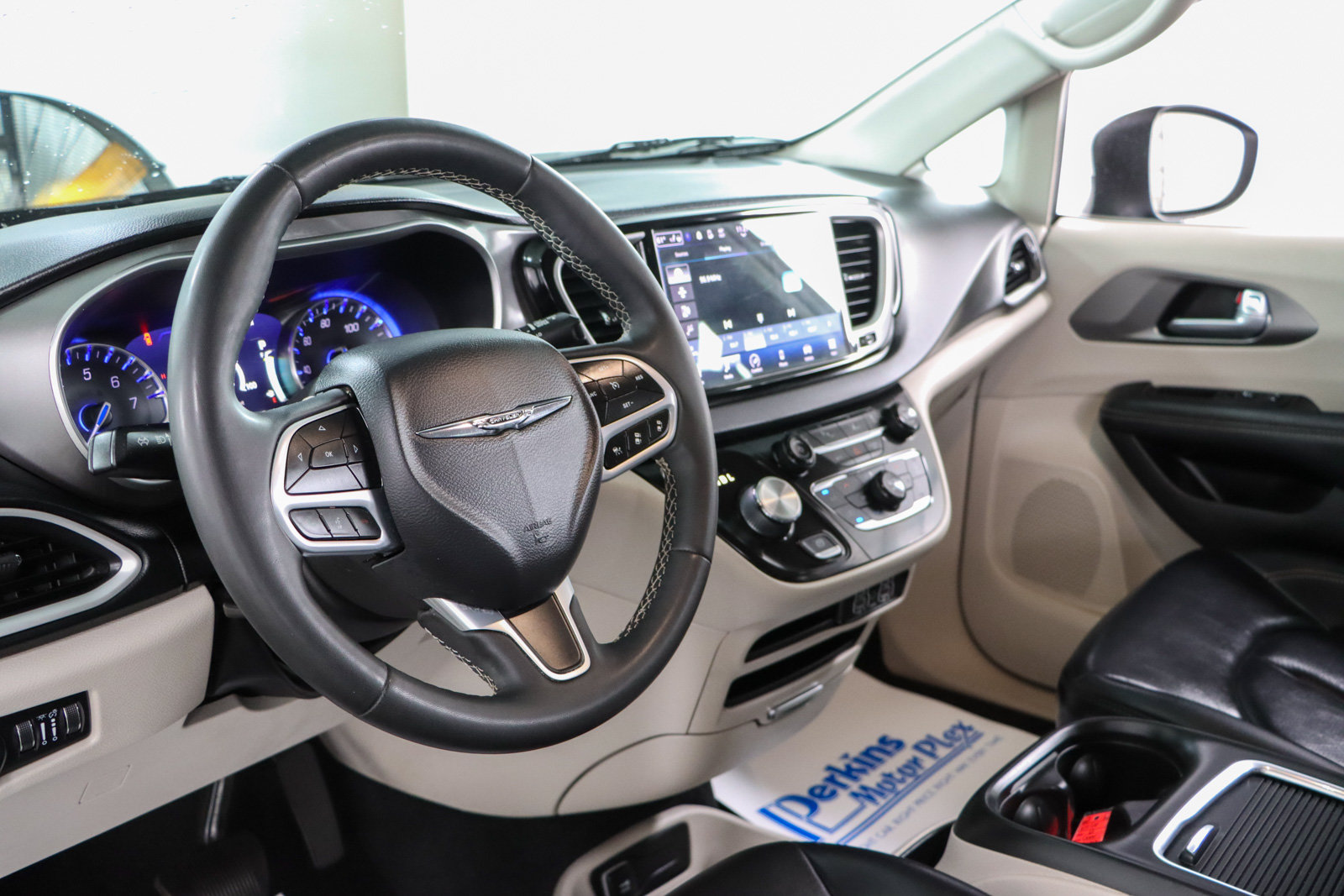 Used 2023 Chrysler Pacifica Touring-L FWD image 22
