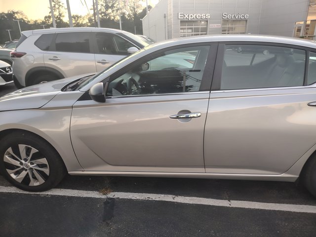 Used 2024 Nissan Altima 2.5 S FWD image 14