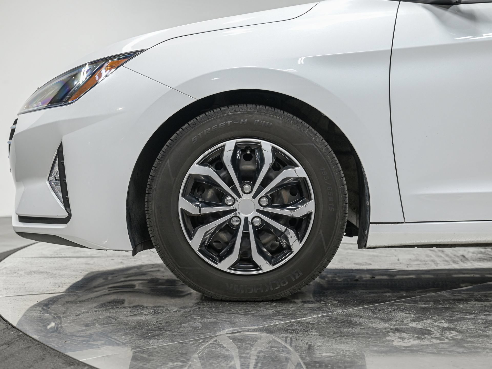 Used 2020 Hyundai Elantra SE FWD image 3