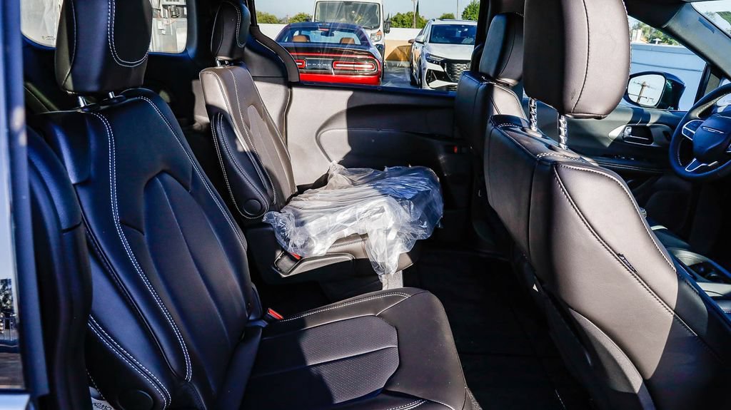 New 2027 Chrysler Pacifica Select FWD image 19
