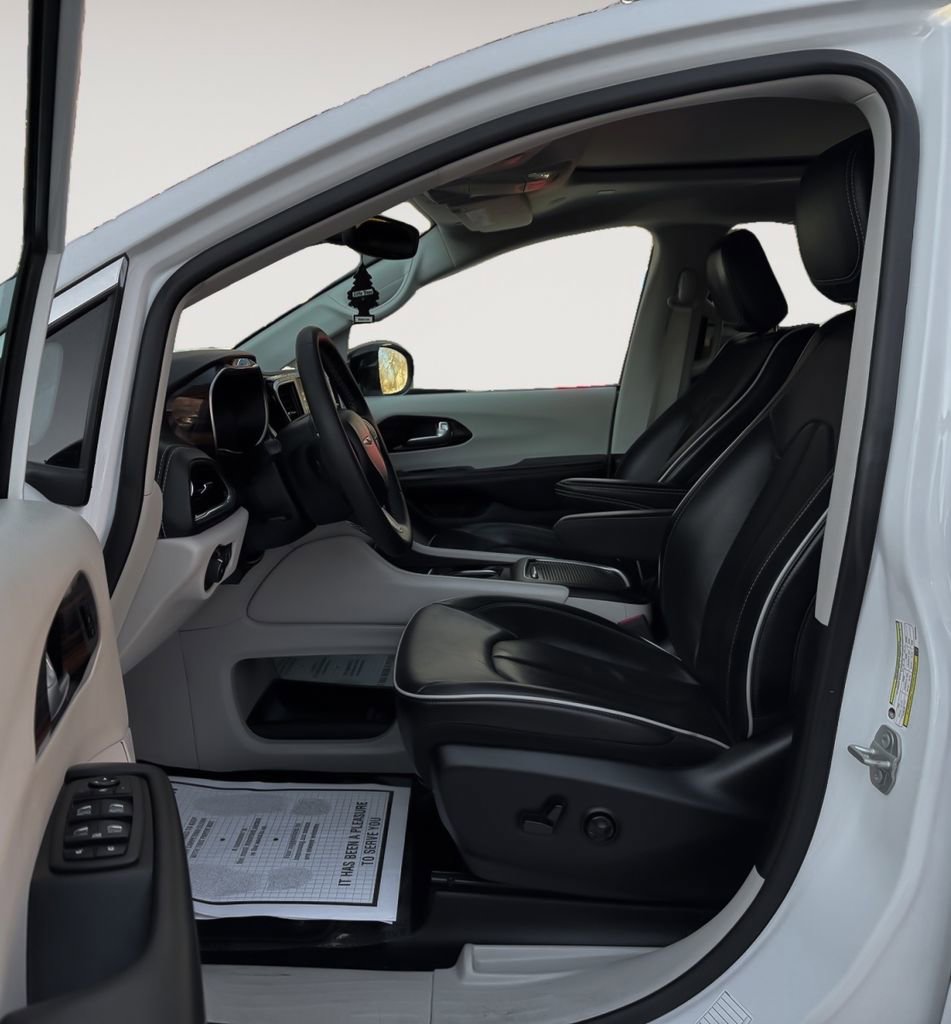 Used 2024 Chrysler Pacifica Limited image 12