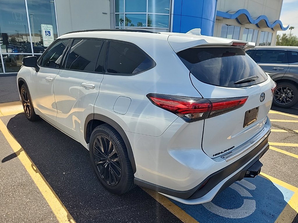 Used 2022 Toyota Highlander XSE FWD image 5