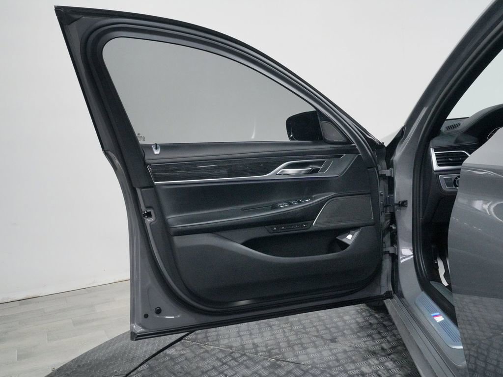 Used 2022 BMW 750i xDrive w/ Executive Package AWD/4WD image 10