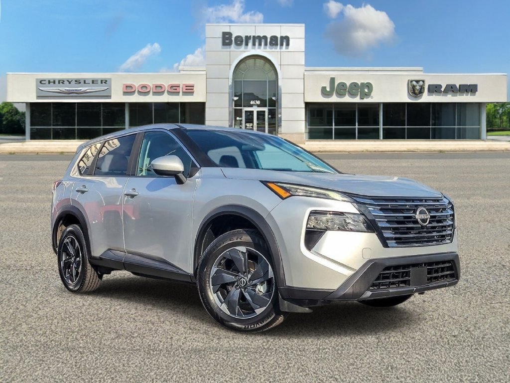 Used 2024 Nissan Rogue SV AWD/4WD image 2