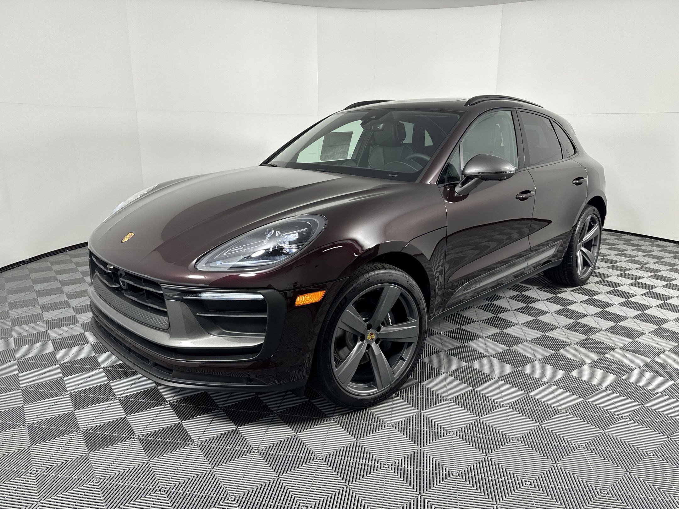 Certified 2025 Porsche Macan Turbo image 1