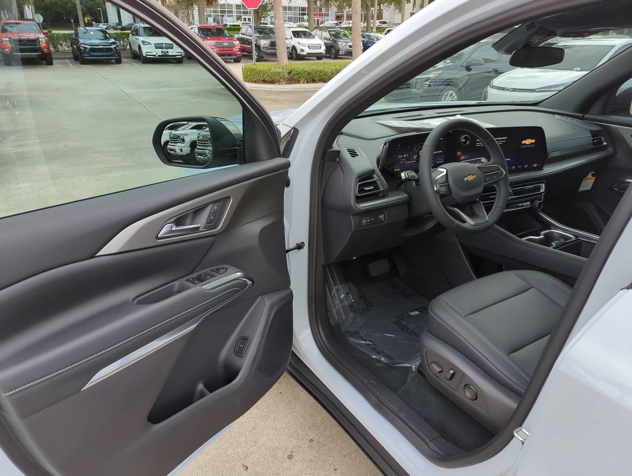 New 2027 Chevrolet Traverse LT w/ Sun and Wheel Package FWD image 6
