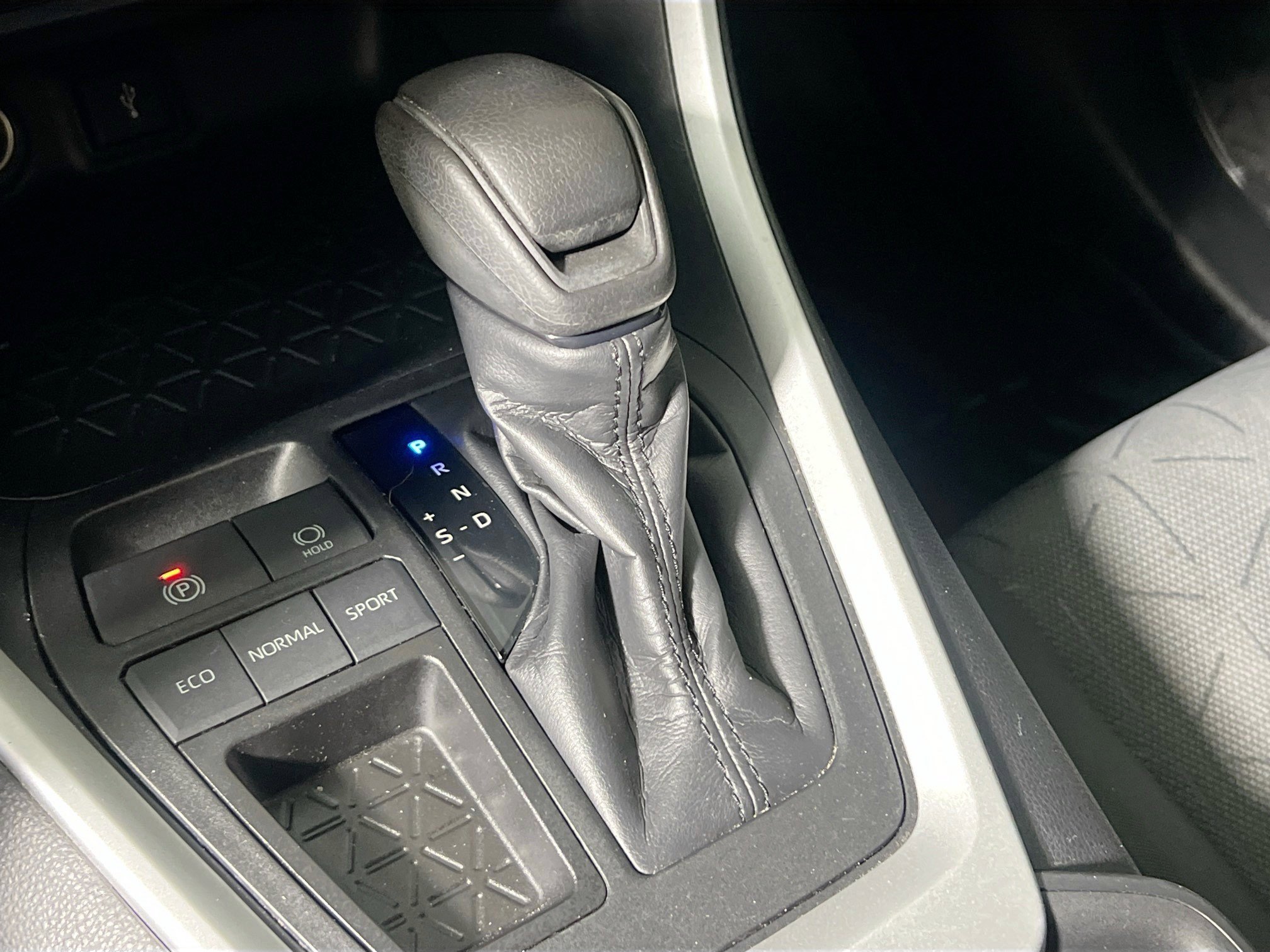 Used 2020 Toyota RAV4 XLE w/ Convenience Package FWD image 25