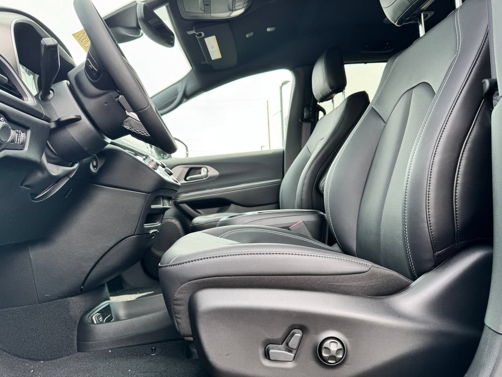 New 2027 Chrysler Pacifica Select FWD image 17