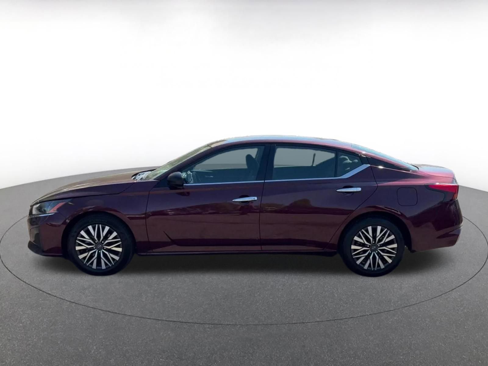 Used 2024 Nissan Altima 2.5 SV FWD image 9
