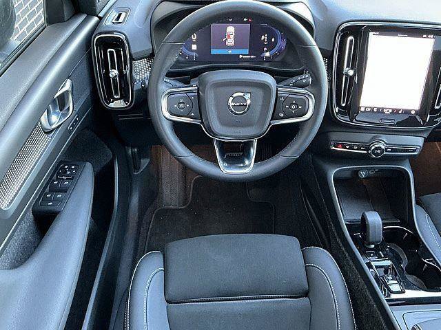 Certified 2025 Volvo XC40 B5 Plus AWD/4WD image 5