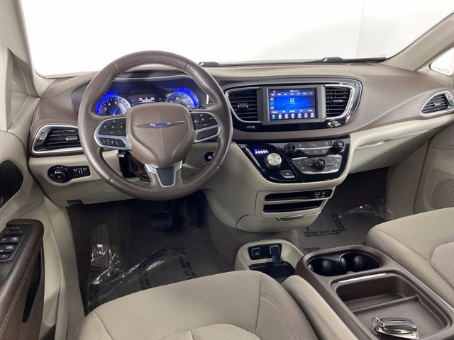 Used 2020 Chrysler Pacifica Touring w/ Cold Weather Group FWD image 19