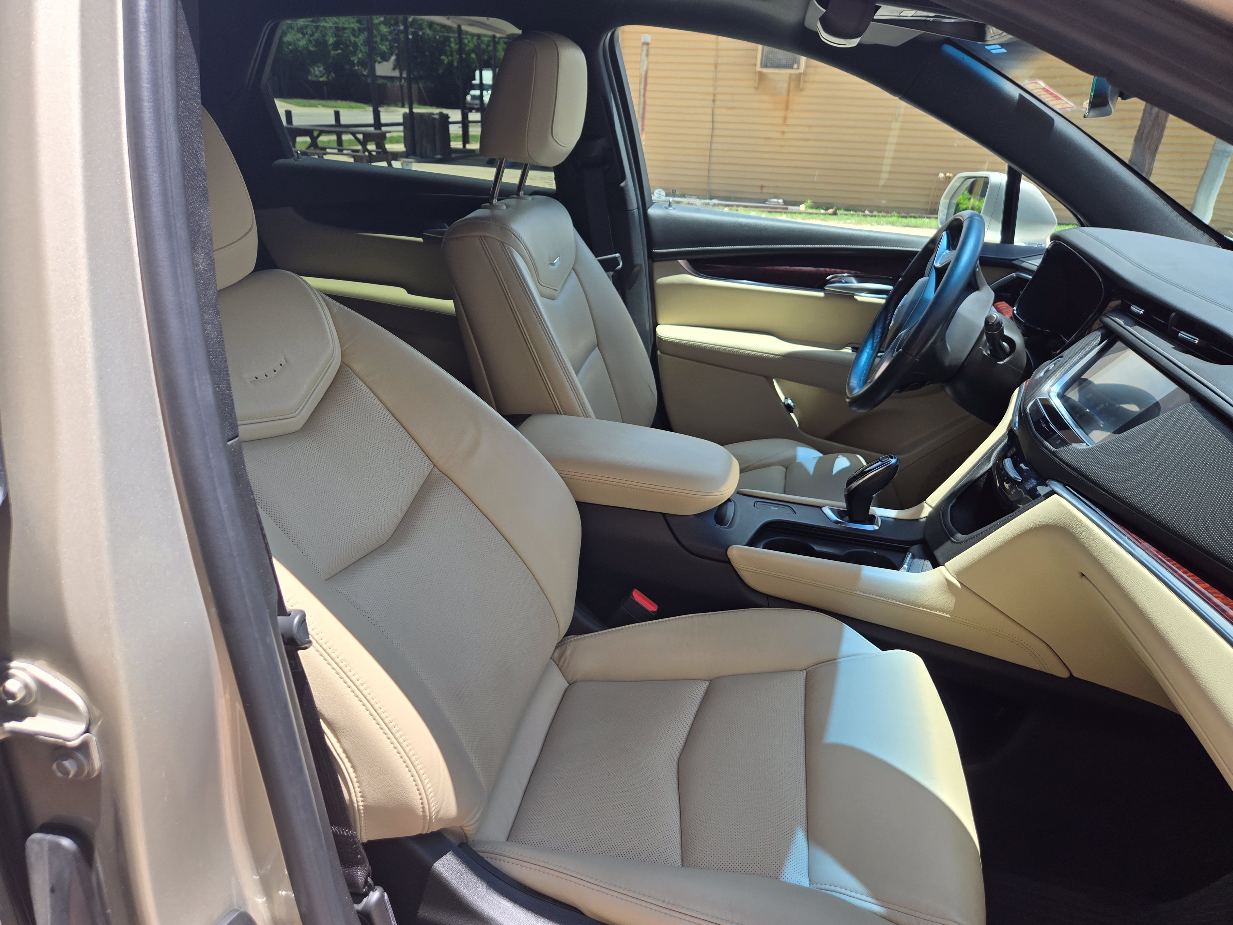 Used 2017 Cadillac XT5 Luxury w/ Driver Awareness Package FWD image 9