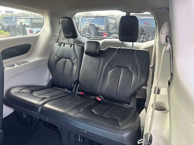 Used 2024 Chrysler Pacifica Touring-L FWD image 14