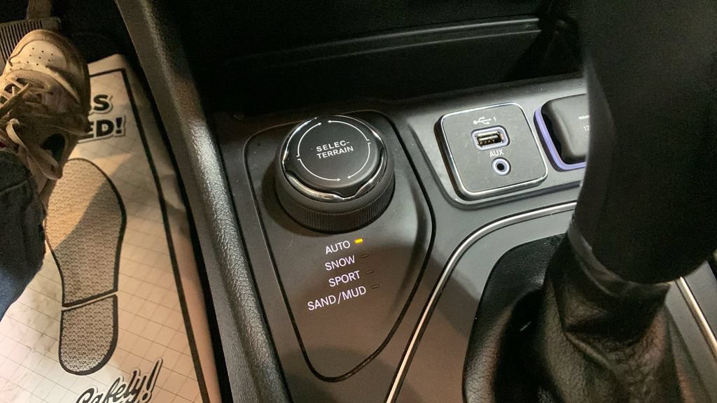 Used 2021 Jeep Cherokee Latitude Lux w/ Comfort/Convenience Group AWD/4WD image 40