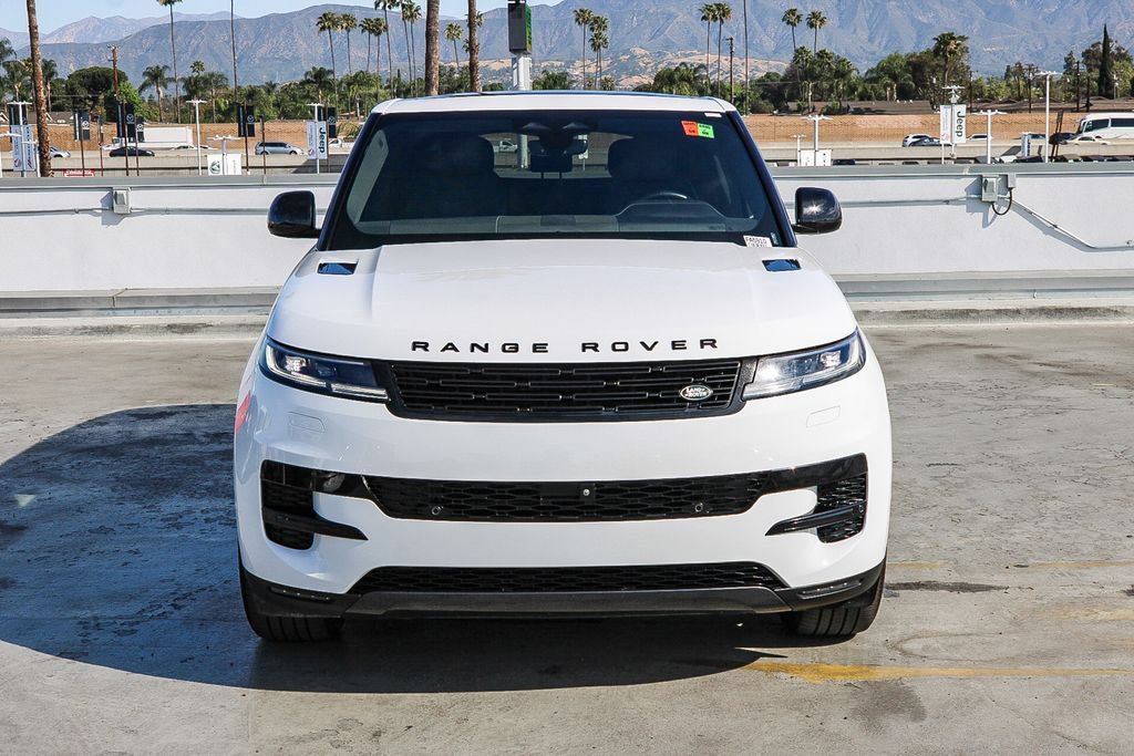 Used 2025 Land Rover Range Rover Sport SE AWD/4WD image 3