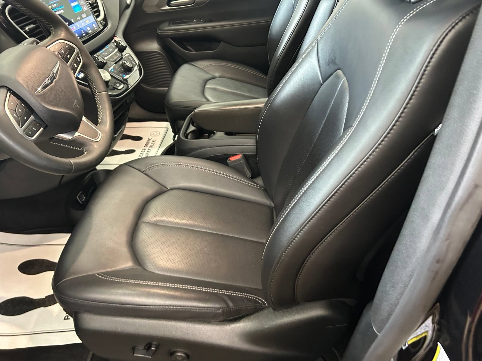 Certified 2025 Chrysler Pacifica Select FWD image 14