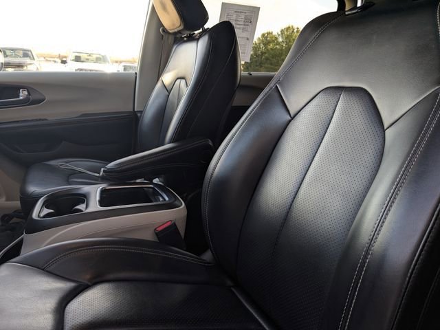 Used 2023 Chrysler Pacifica Touring-L FWD image 26