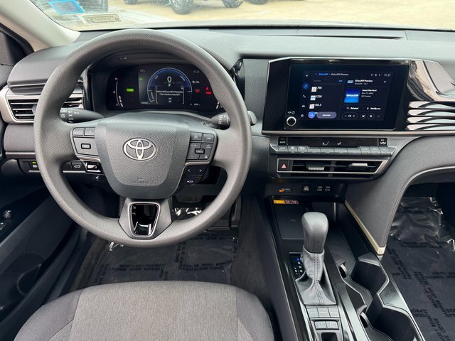 Used 2025 Toyota Camry LE image 3