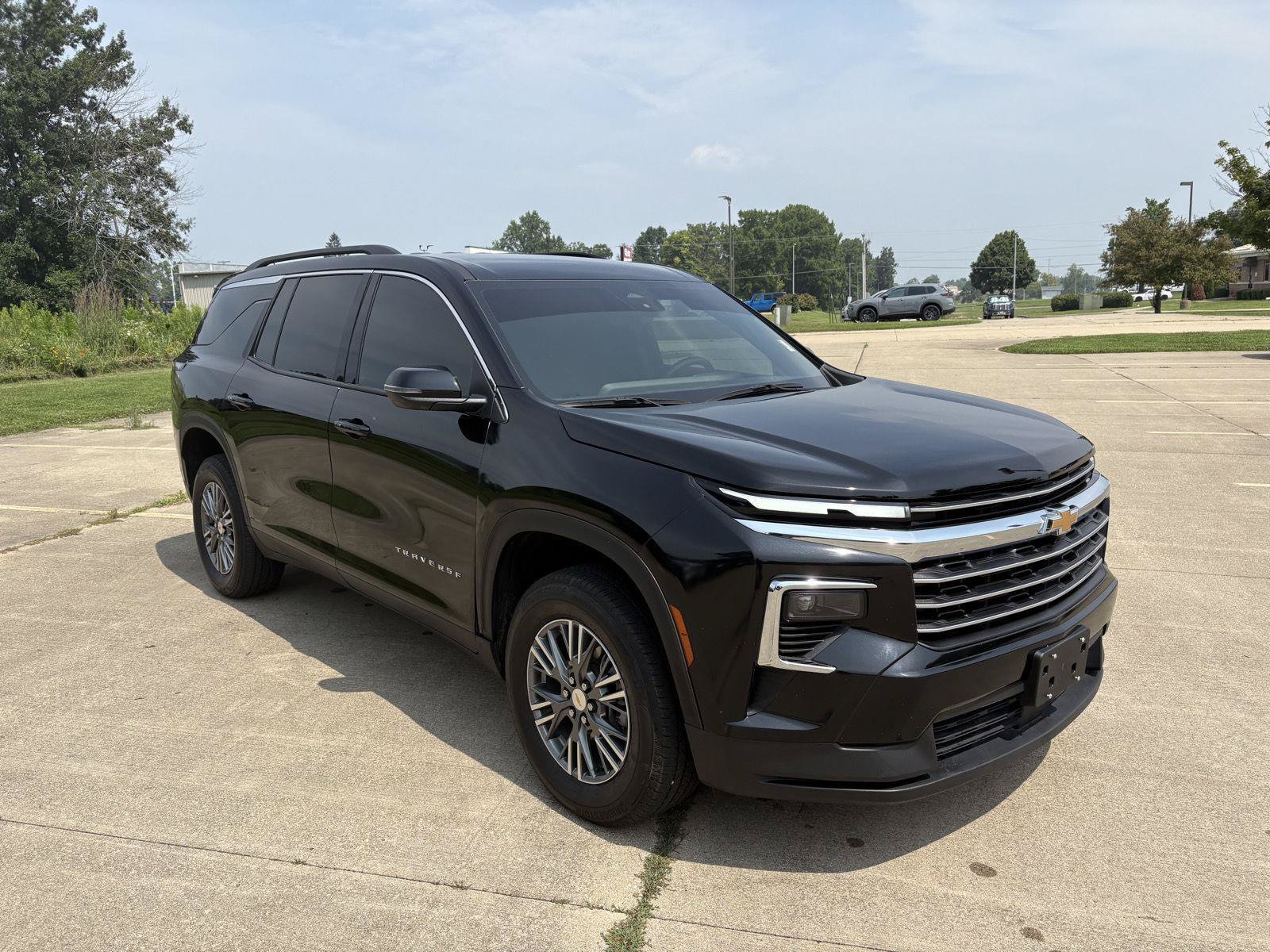 Used 2025 Chevrolet Traverse LT FWD image 2