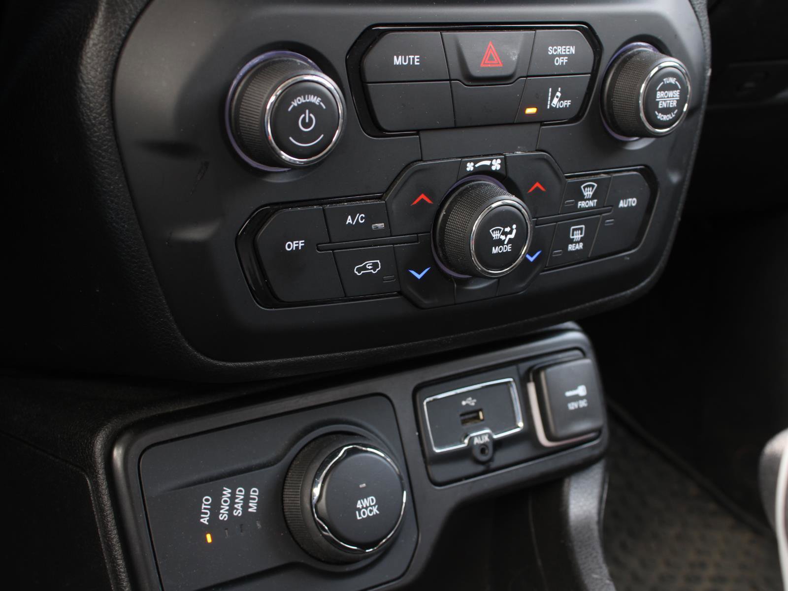 Used 2023 Jeep Renegade Latitude AWD/4WD image 13