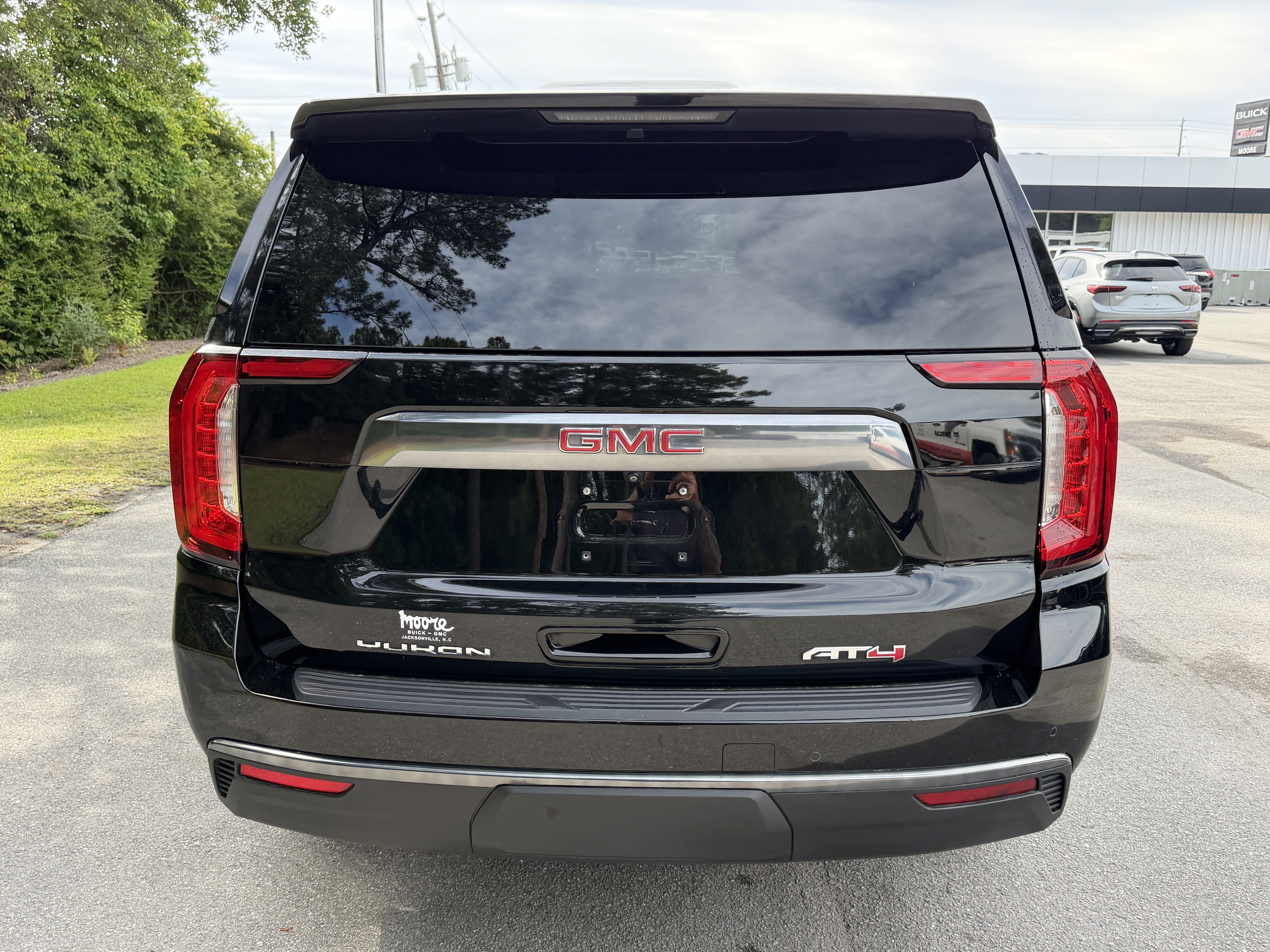 Used 2024 GMC Yukon XL AT4 w/ Technology Package AWD/4WD image 9