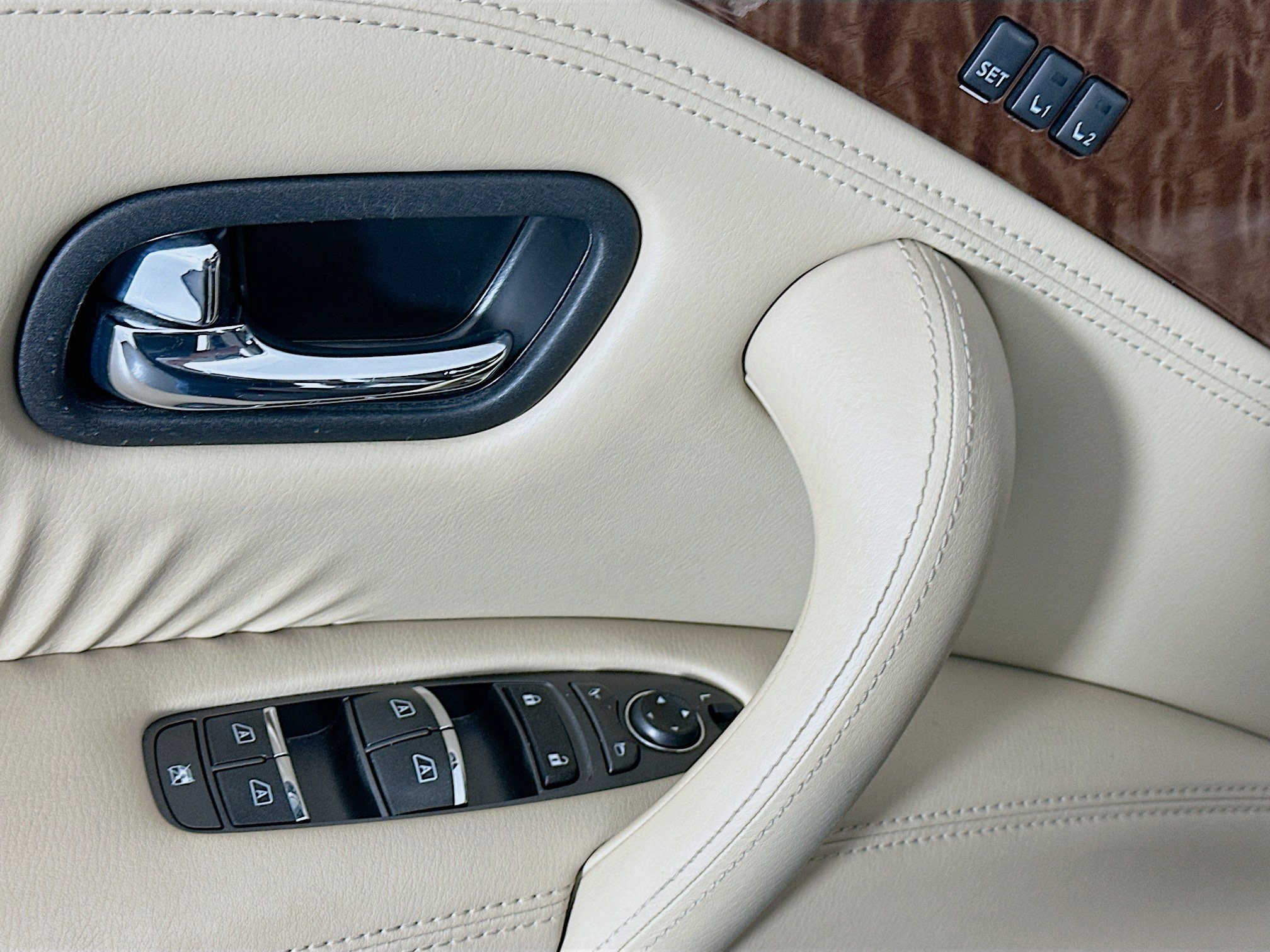 Used 2019 Nissan Armada Platinum w/ Interior Lighting Package image 15