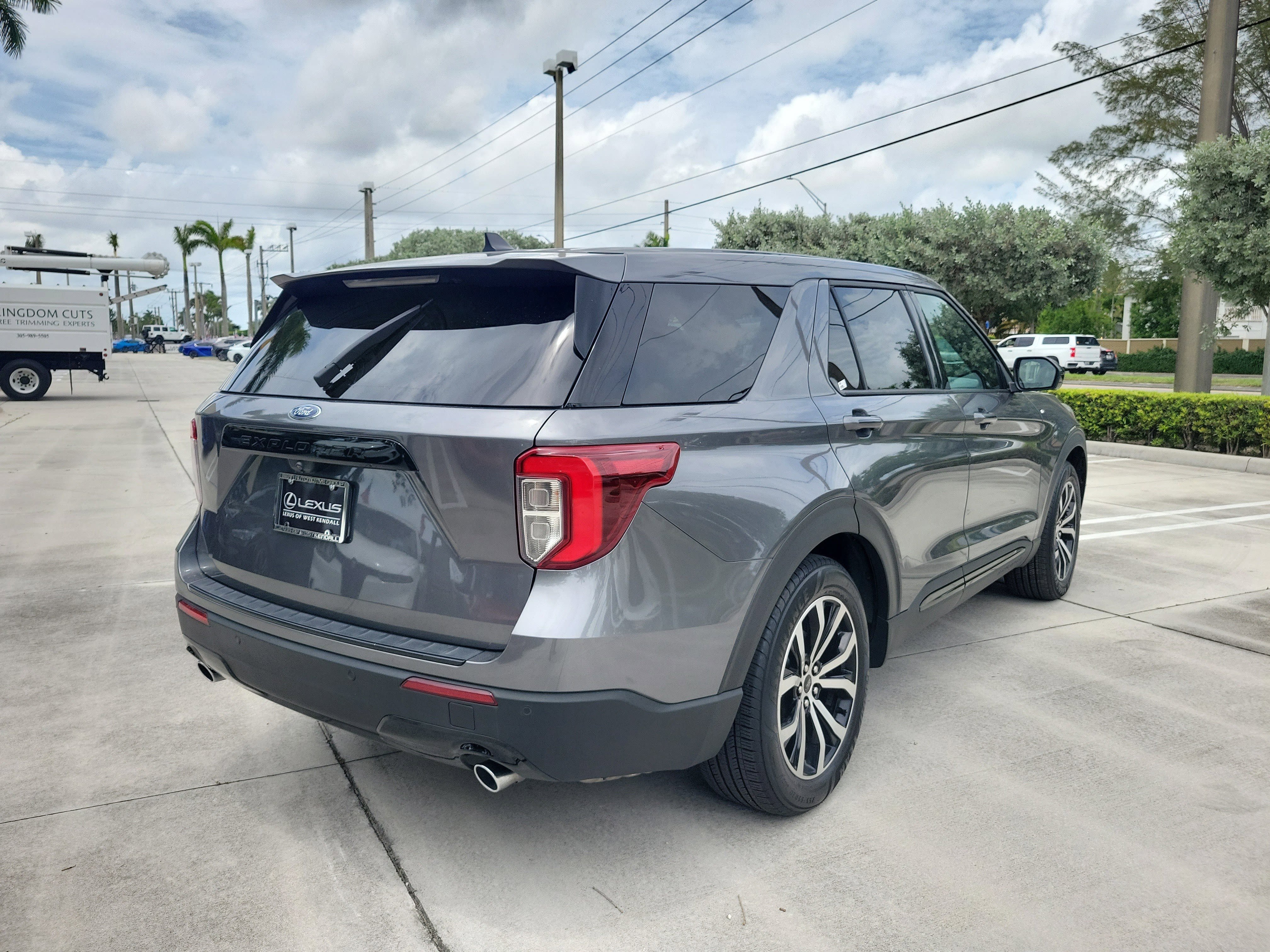 Used 2022 Ford Explorer ST-Line RWD image 8