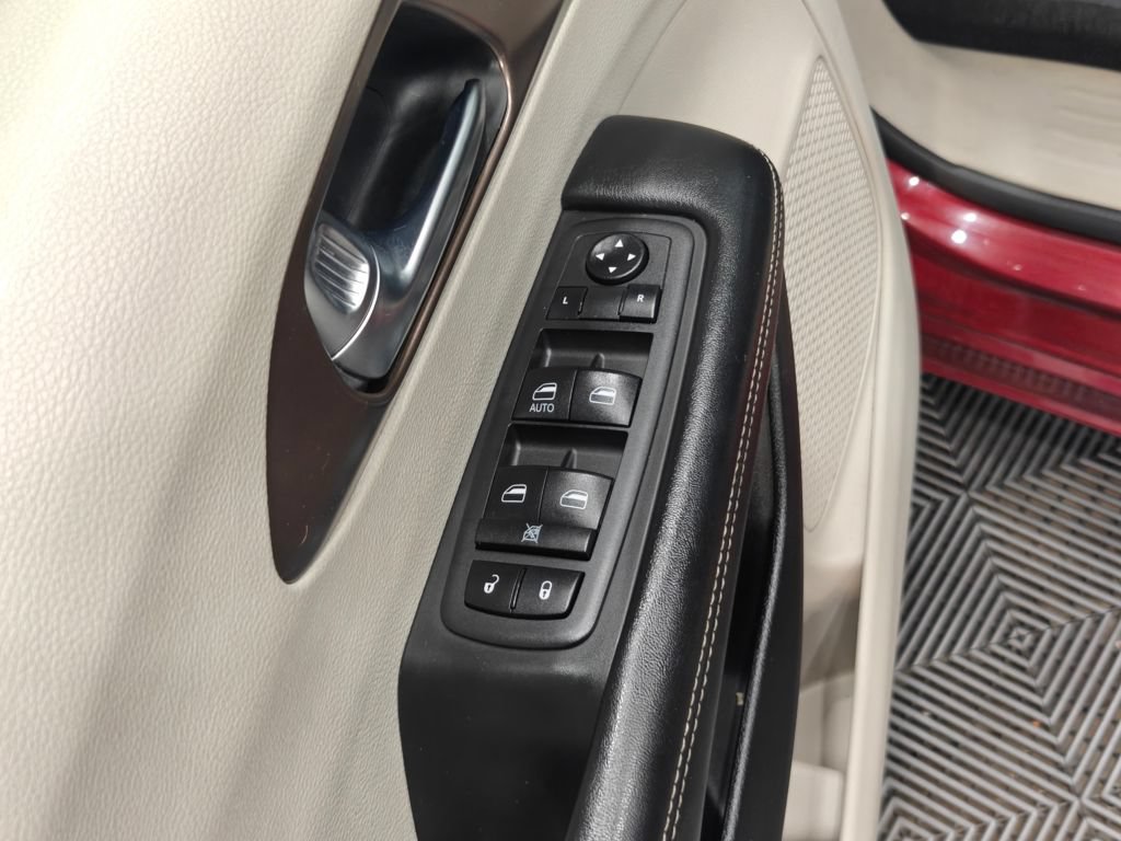 Used 2020 Chrysler Voyager L FWD image 44