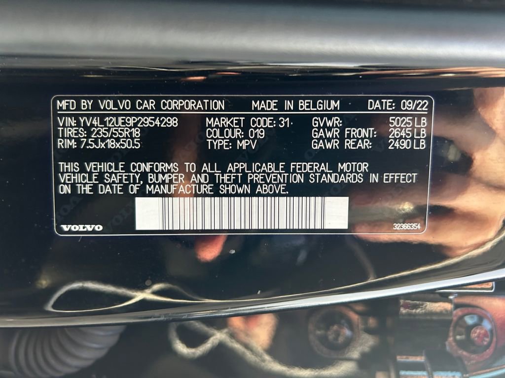 Used 2023 Volvo XC40 B5 Plus image 34