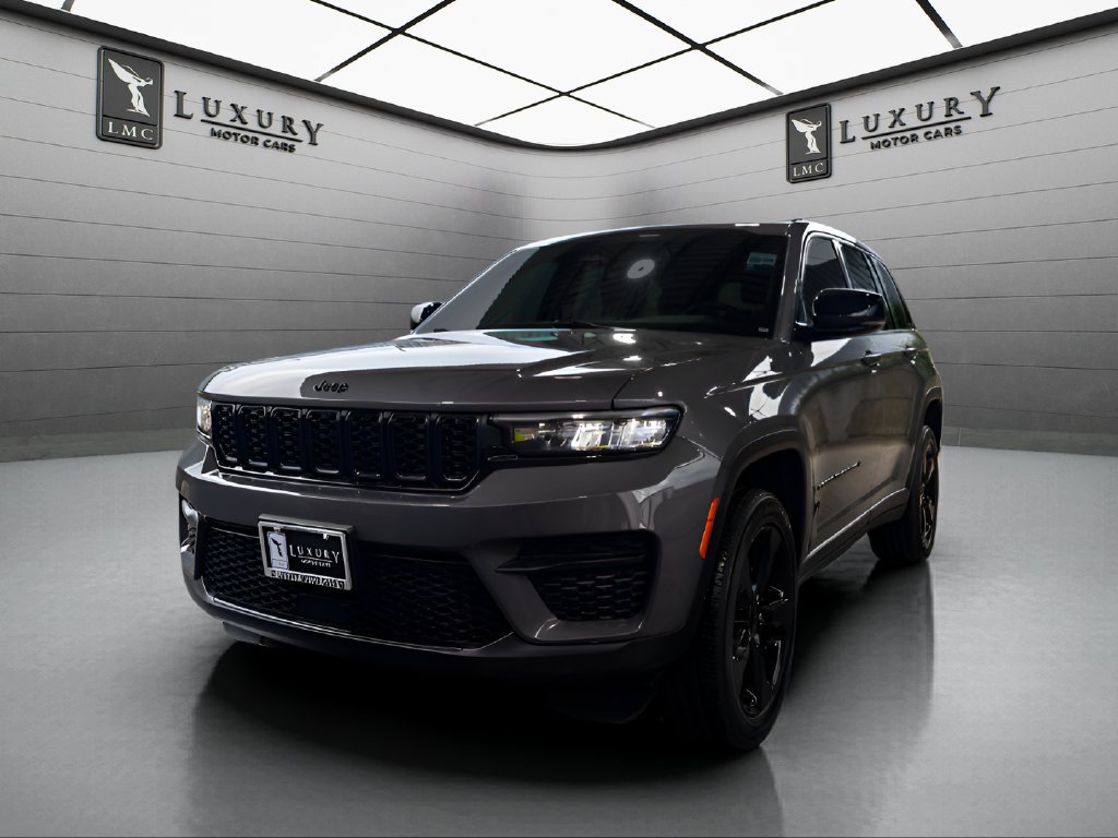 Used 2023 Jeep Grand Cherokee Altitude AWD/4WD image 4