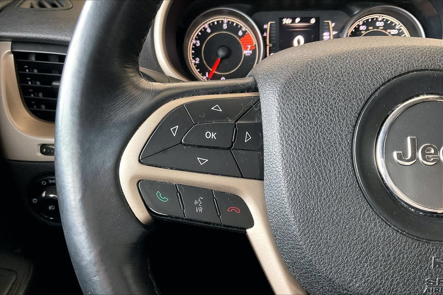 Used 2017 Jeep Cherokee Latitude w/ Safety/Convenience Group FWD image 10