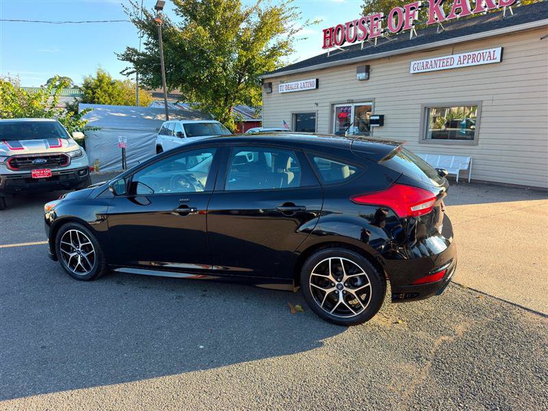 Used 2016 Ford Focus SE w/ SE Sport Package FWD image 2