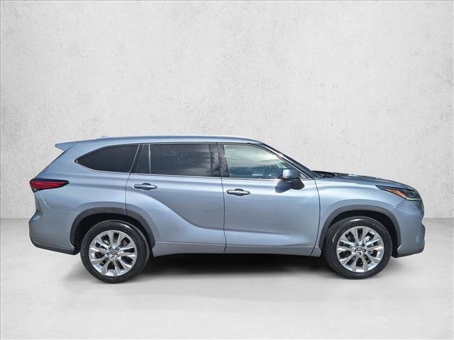Used 2023 Toyota Highlander Limited FWD image 4