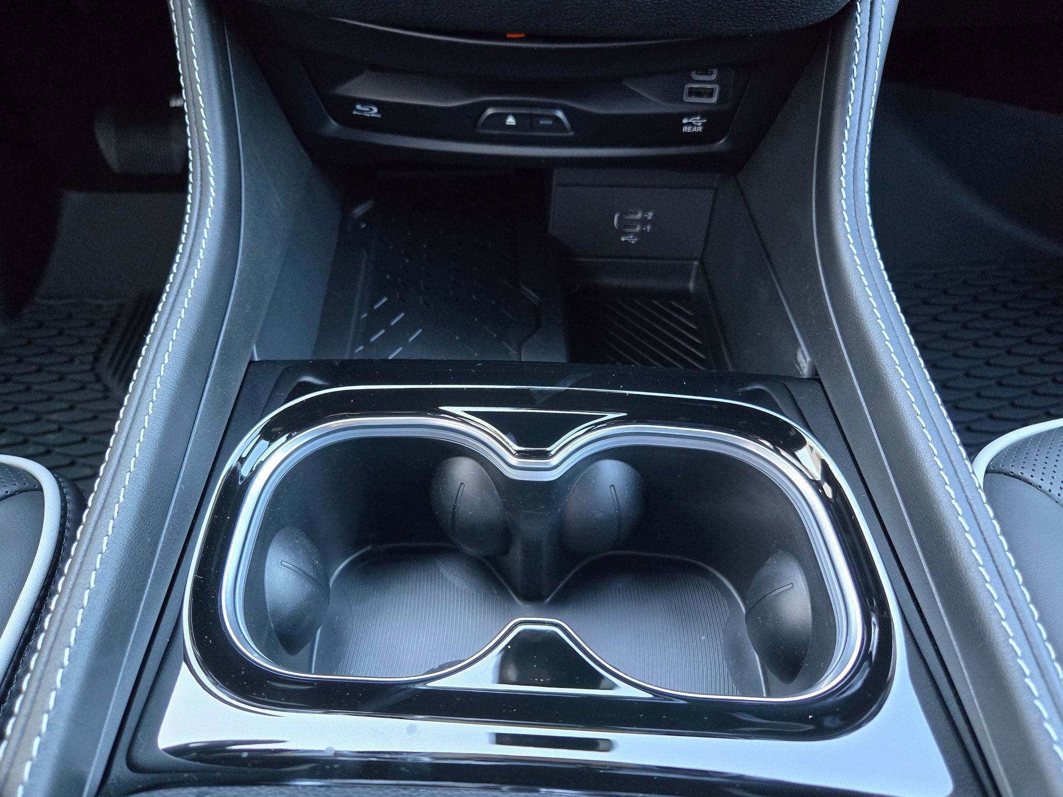 New 2026 Chrysler Pacifica Limited w/ Uconnect Theater Family Group image 11