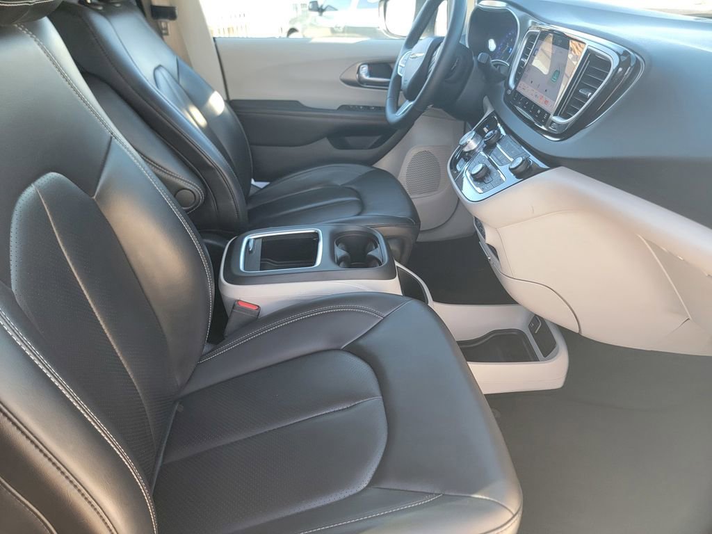 Certified 2023 Chrysler Pacifica Touring-L image 22