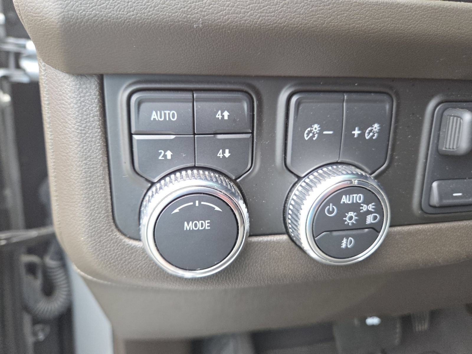 Used 2024 GMC Yukon XL SLT w/ SLT Luxury Package AWD/4WD image 5