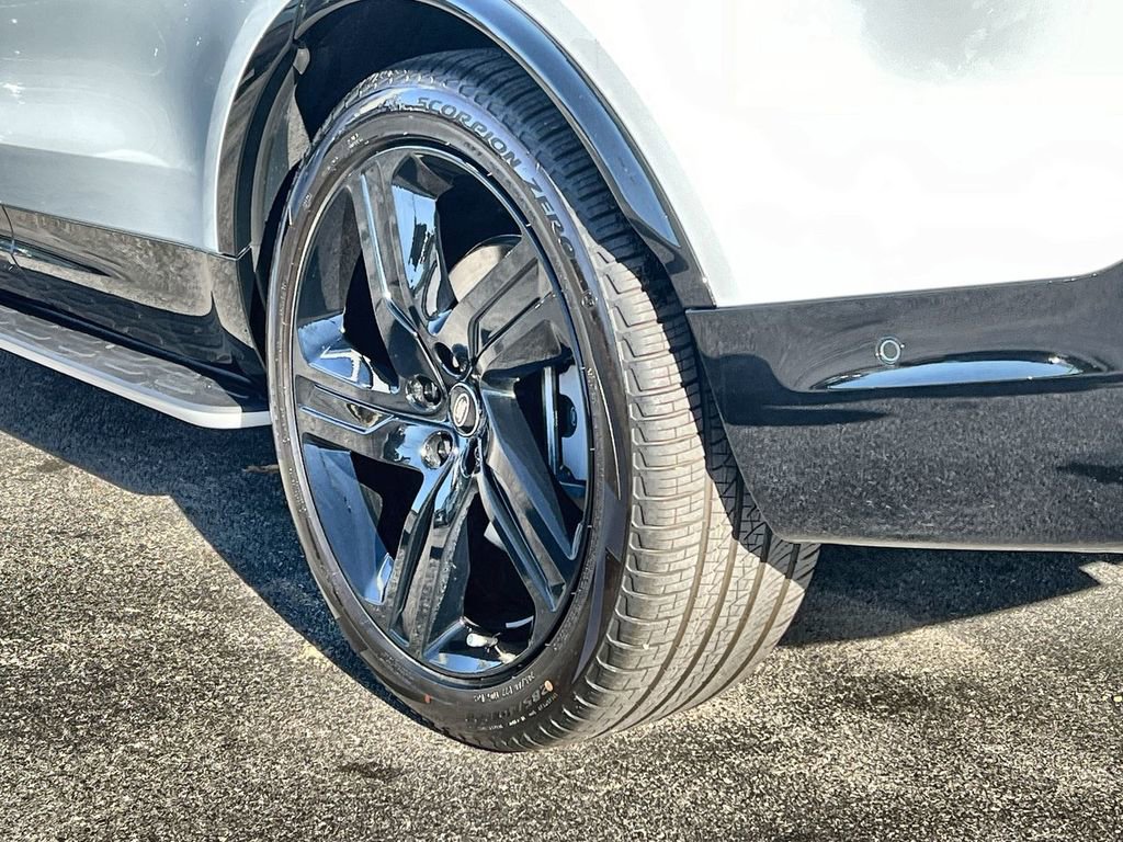 Certified 2025 Land Rover Discovery Dynamic SE image 11