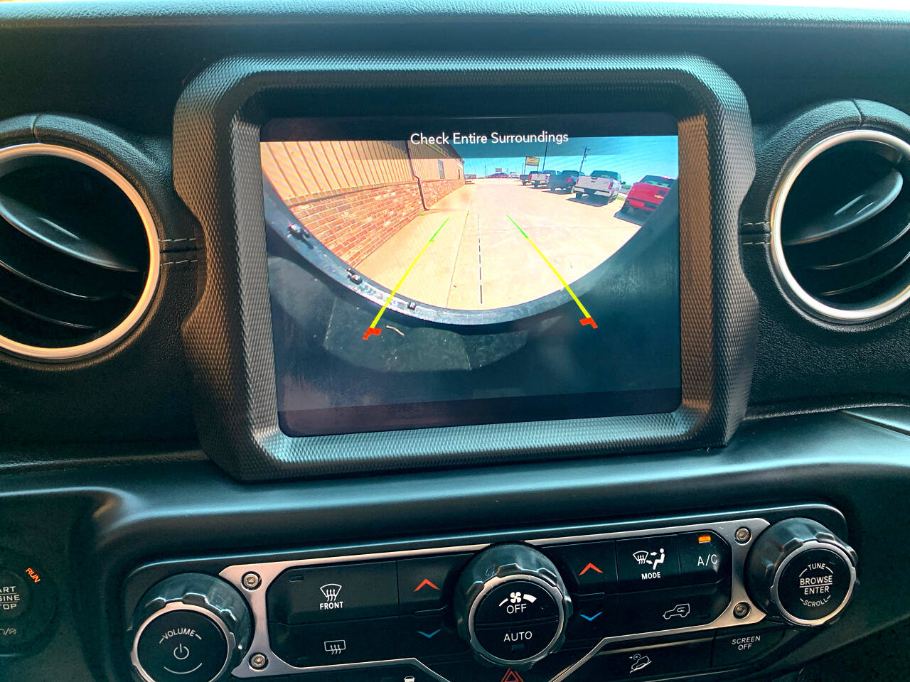 Used 2019 Jeep Wrangler Unlimited Sahara image 28