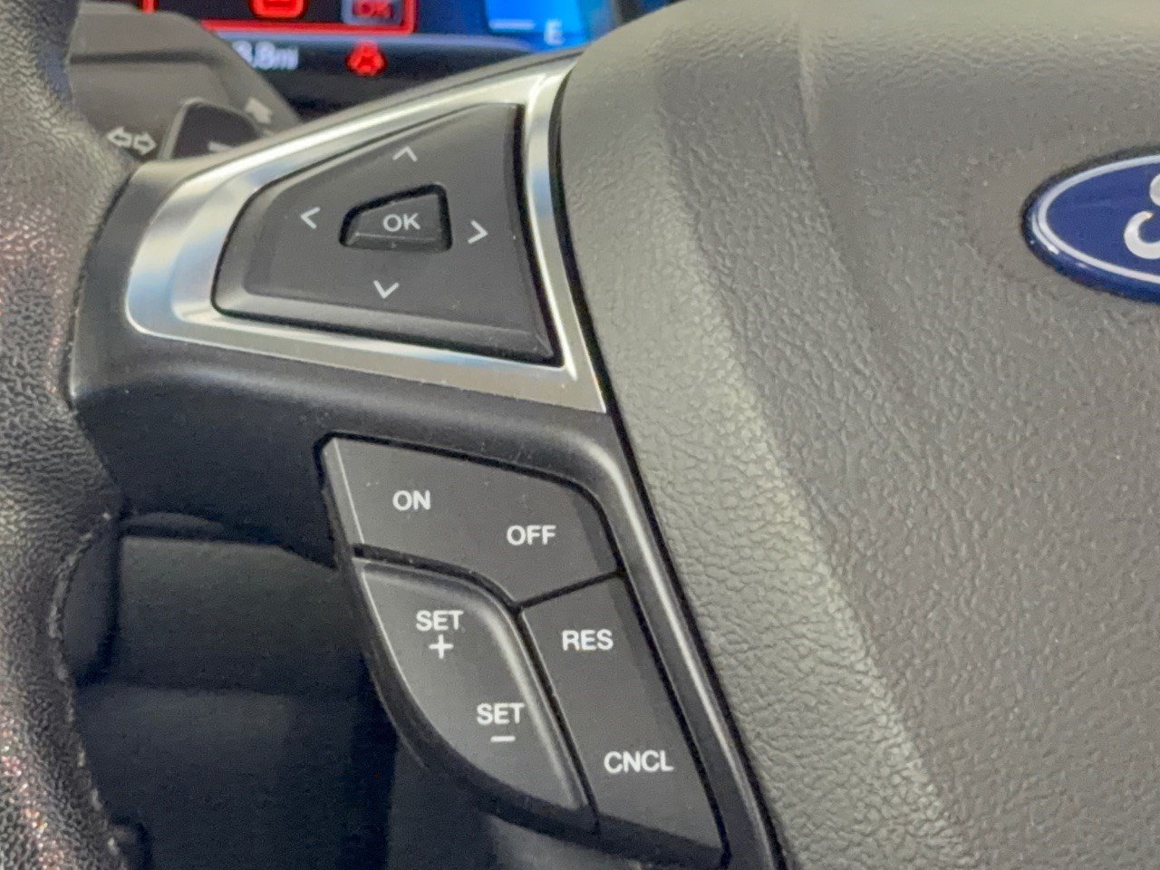 Used 2018 Ford Edge Titanium FWD image 18