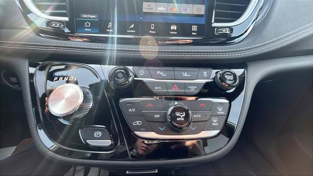 New 2026 Chrysler Pacifica Select AWD/4WD image 16