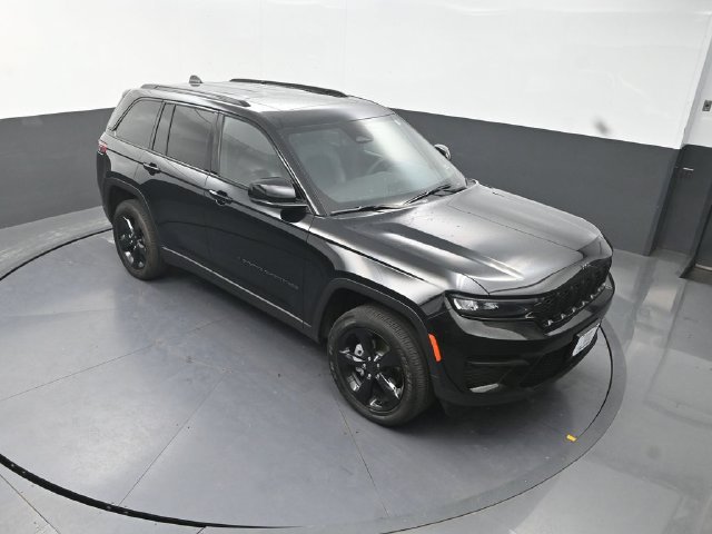 Used 2025 Jeep Grand Cherokee Altitude AWD/4WD image 12