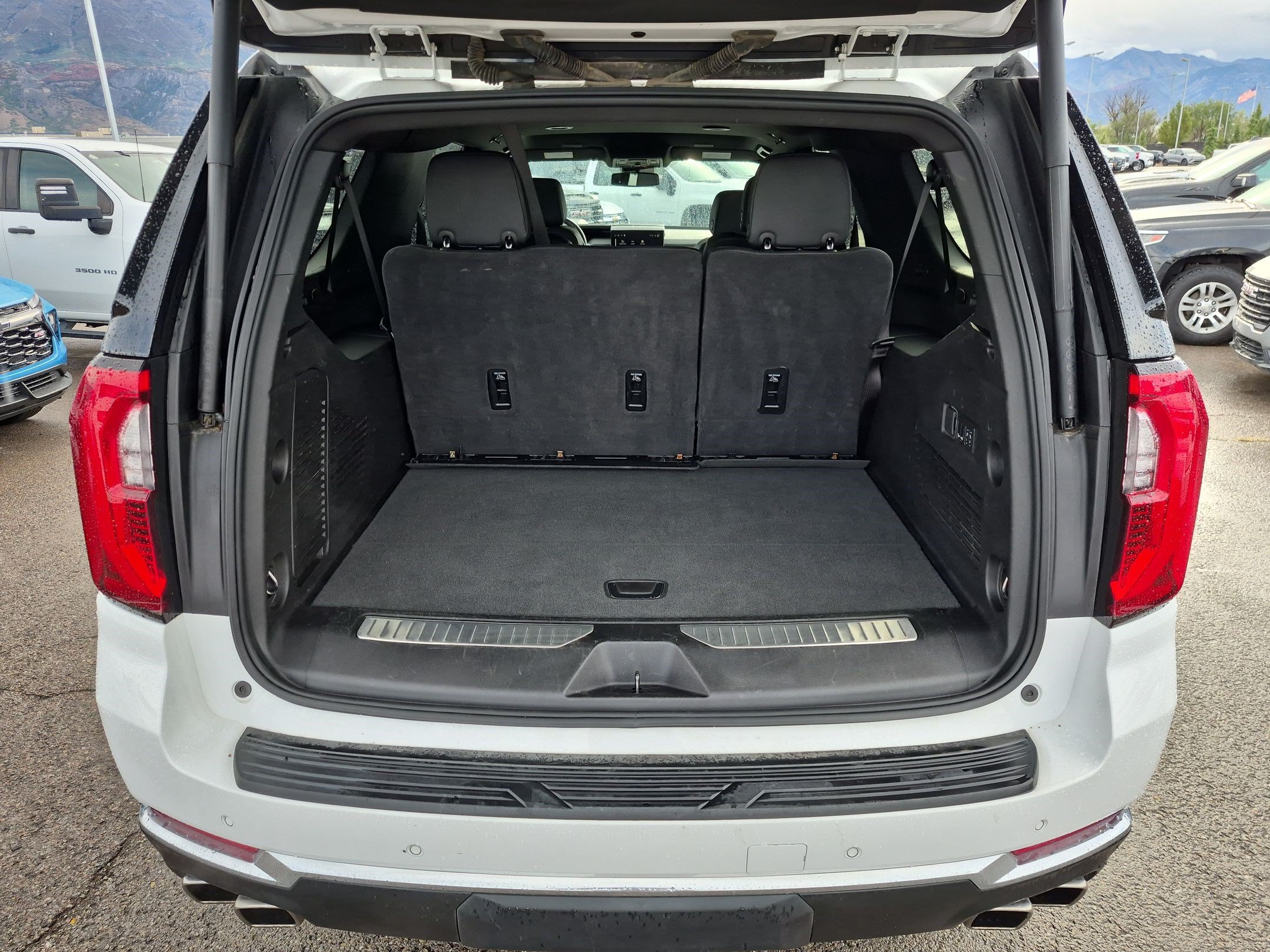 Used 2025 GMC Yukon XL Denali AWD/4WD image 29