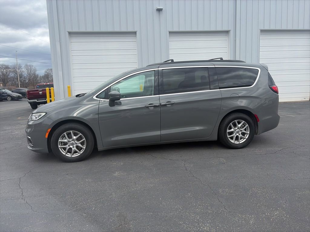 Used 2022 Chrysler Pacifica Touring-L image 4