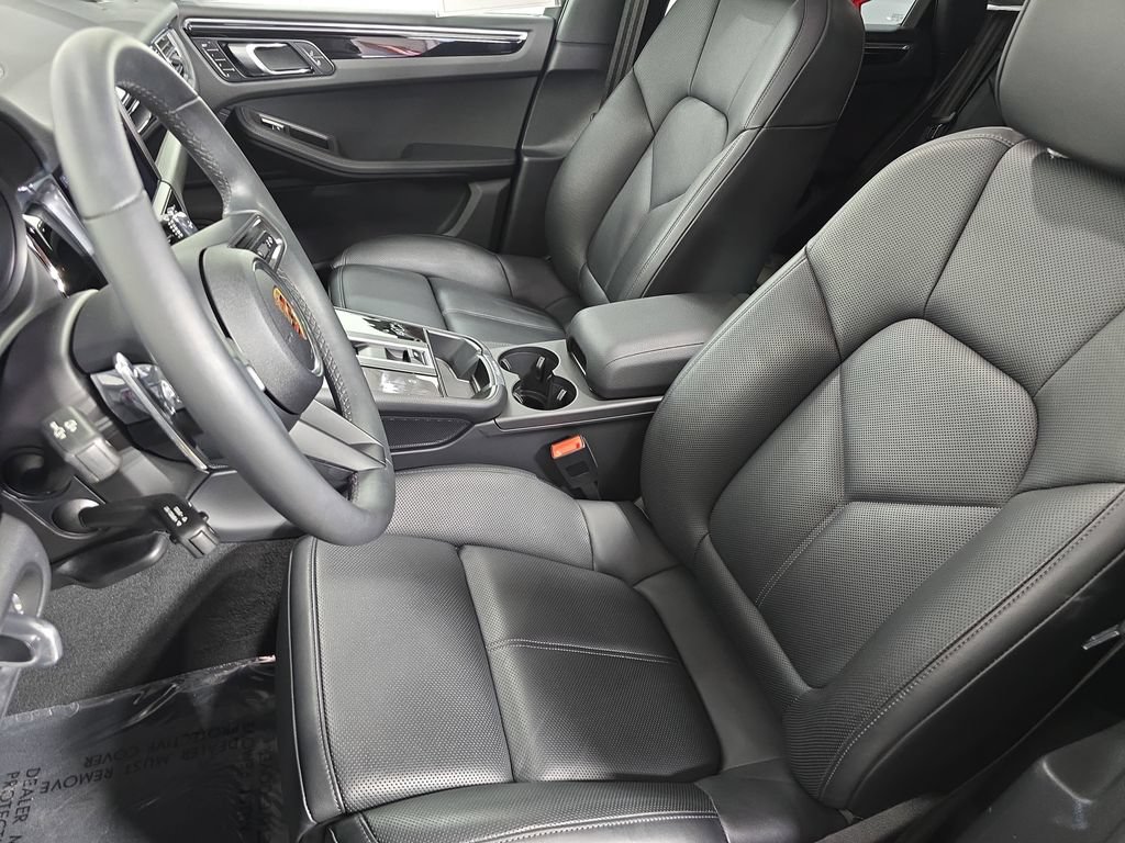 Certified 2025 Porsche Macan AWD/4WD image 5