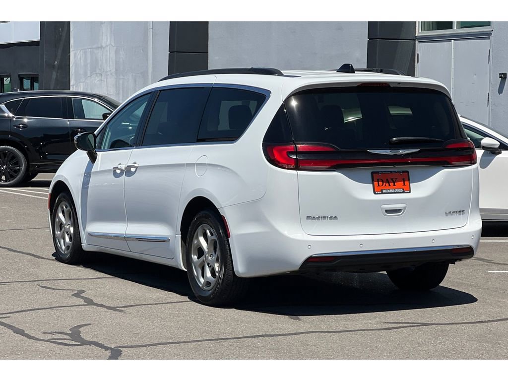 Used 2023 Chrysler Pacifica Limited image 8