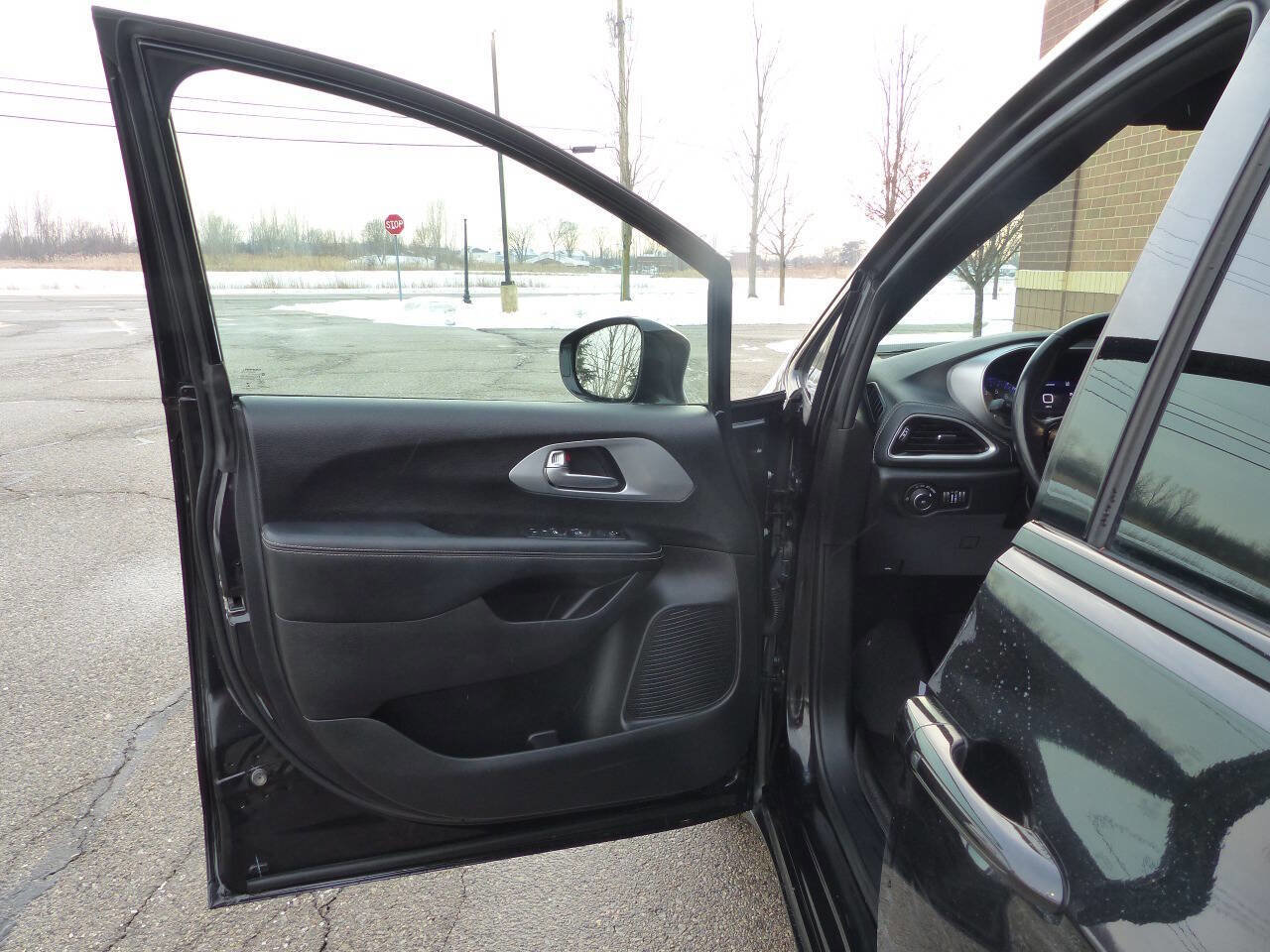 Used 2021 Chrysler Pacifica Touring w/ Uconnect Theater Family Group image 17