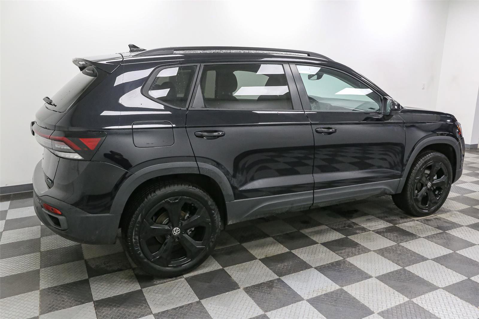 New 2025 Volkswagen Taos SE image 9