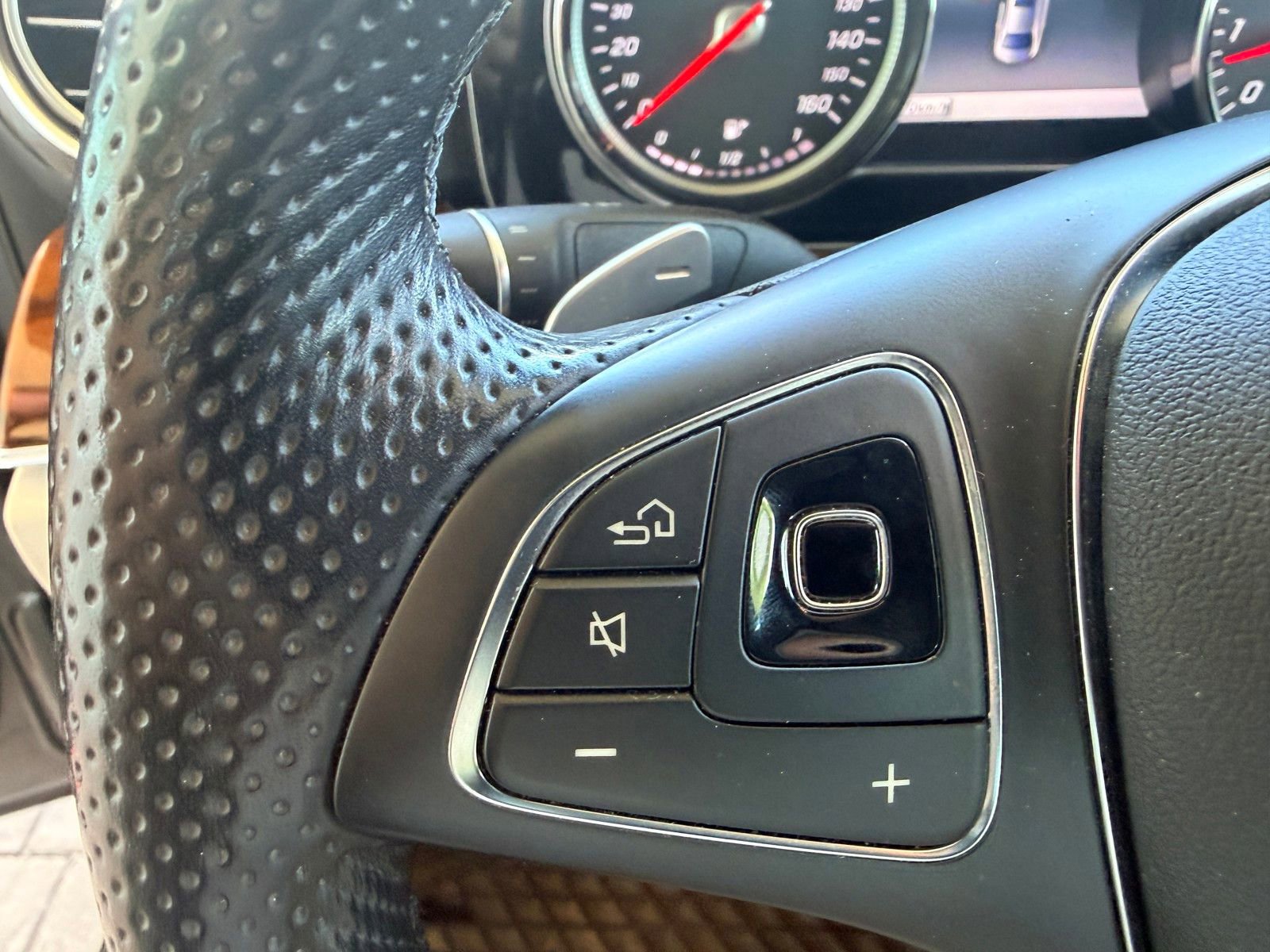 Used 2018 Mercedes-Benz E 400 4MATIC Sedan image 15