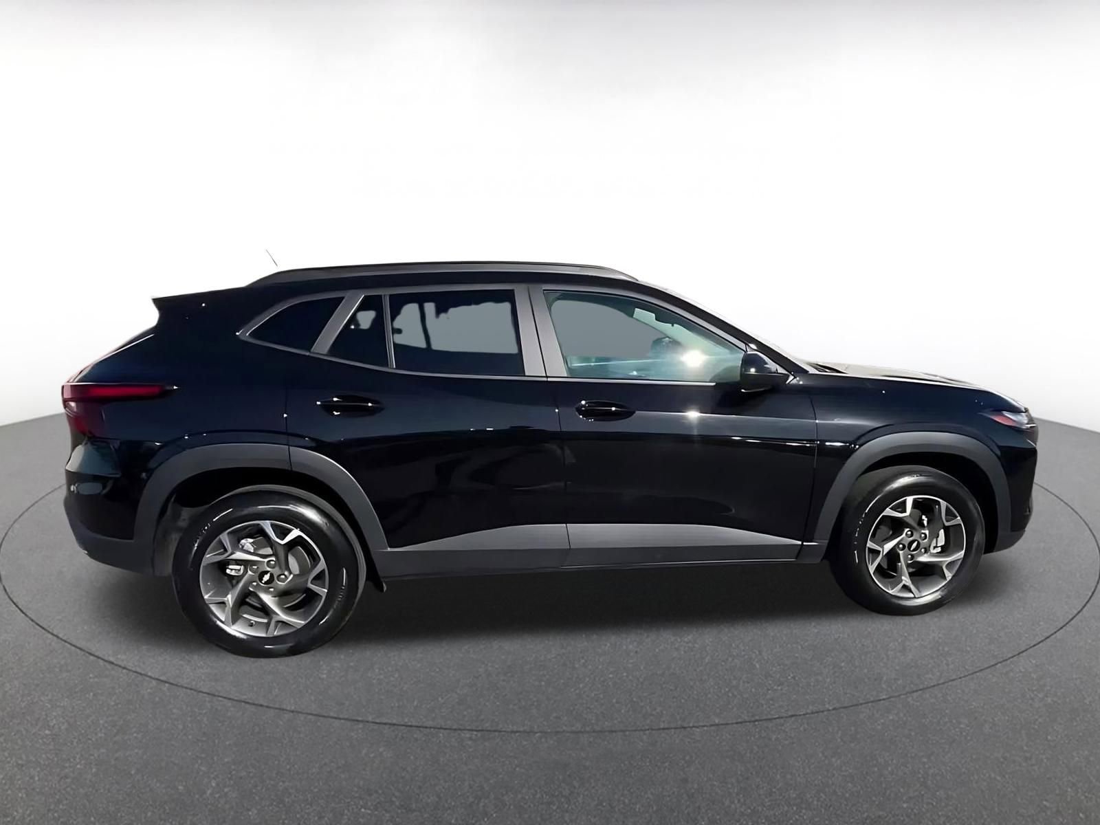 Used 2025 Chevrolet Trax LT FWD image 16
