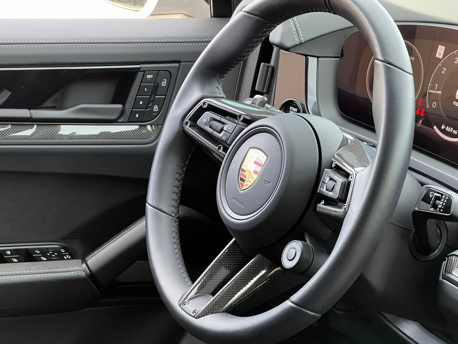 Certified 2025 Porsche Cayenne GTS AWD/4WD image 27
